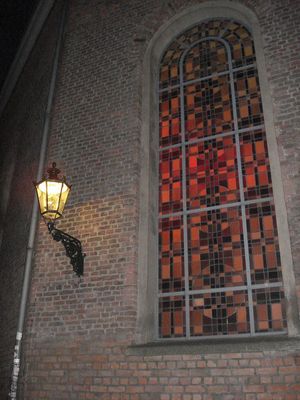 Lampe neben Kirchenfenster